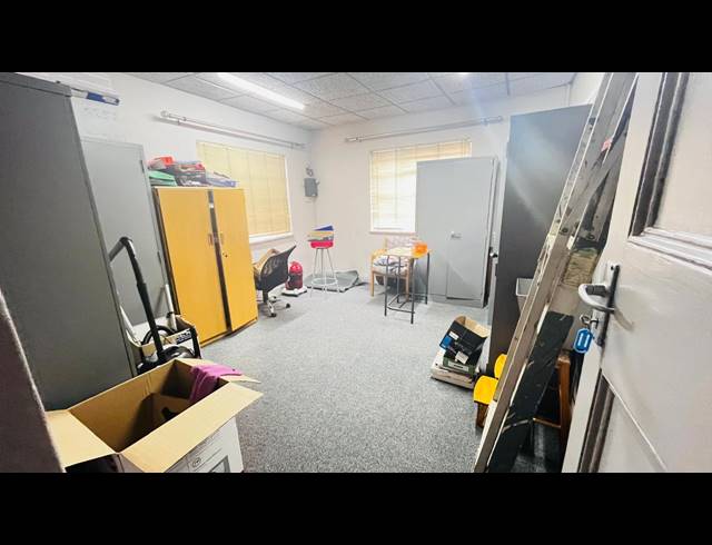 1,276M² OFFICE FOR SALE IN HATFIELD